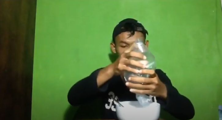 YouTuber mukbang angin
