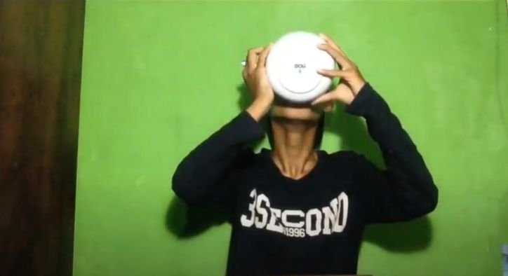 YouTuber mukbang angin