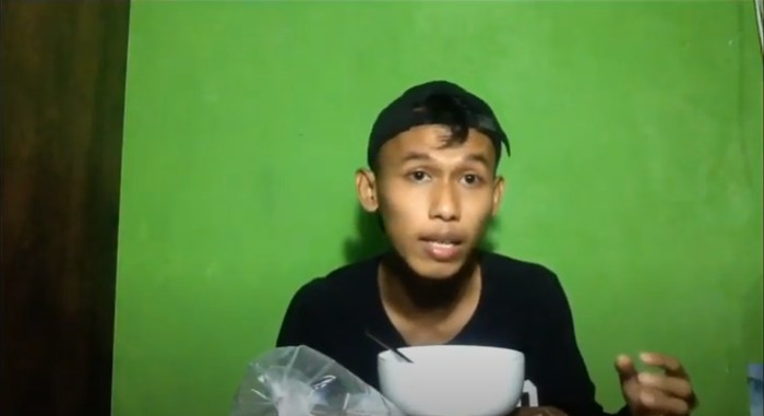 YouTuber mukbang angin