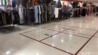 Sementara aktivitas di kios lainnya masih berlangsung normal.