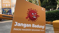 Sejumlah tulisan tentang protokol kesehatan juga terlihat di setiap sudut pasar.