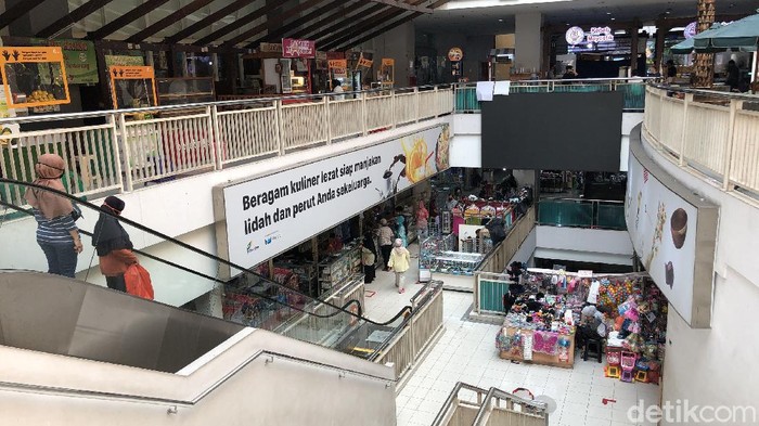 Seorang pedagang di Pasar Mayestik, Jakarta, positif Corona. Namun aktivitas di pasar tersebut tetap normal. Hanya kios pedagang yang bersangkutan yang ditutup.