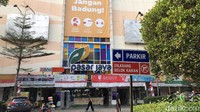 Sejumlah warga beraktivitas di Pasar Mayestik, Jakarta, Minggu (9/8/2020).