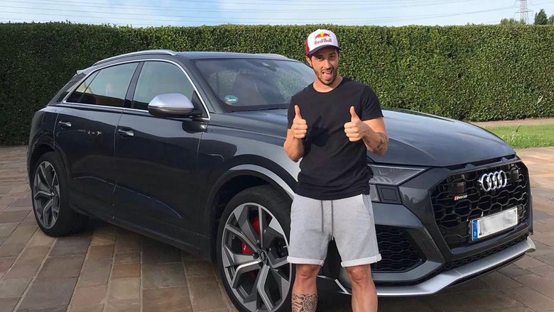 Andrea Dovizioso punya mobil baru Andrea Dovizioso punya mobil baru