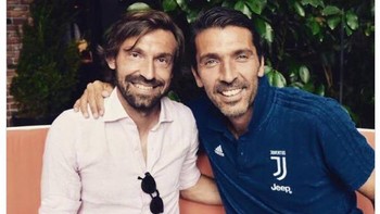 Menariknya, masih ada rekan setim, yakni Gianluigi Buffon, yang masih aktif bermain, sementara itu Pirlo sudah jadi allenatore. Foto: Istimewa