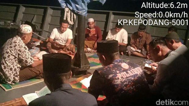 Awak kapal berdoa bersama untuk keselamatan 3 polisi yang hlang di laut Kaltara