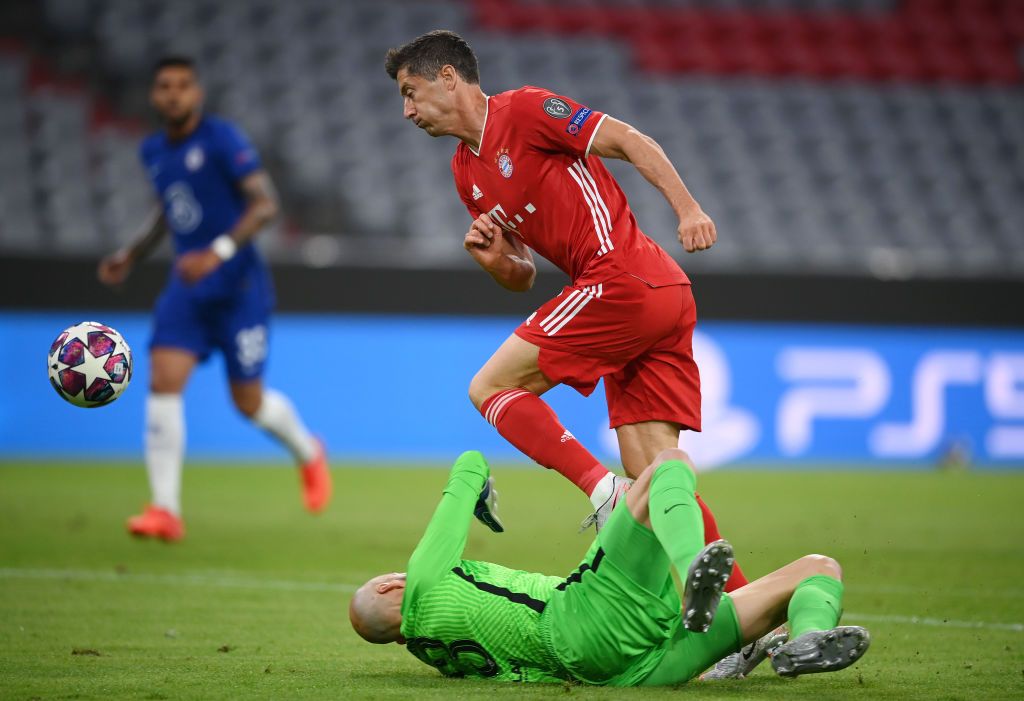 Bayern Munich vs Chelsea MUNICH, GERMANY - AUGUST 08: Joshua Kimmich of Bayern Munich battles for possession with Mason Mount of Chelsea during the UEFA Champions League round of 16 second leg match between FC Bayern Muenchen and Chelsea FC at Allianz Arena on August 08, 2020 in Munich, Germany. (Photo by Matthias Hangst/Getty Images)