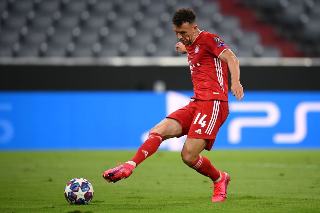 Bayern Munich vs Chelsea MUNICH, GERMANY - AUGUST 08: Joshua Kimmich of Bayern Munich battles for possession with Mason Mount of Chelsea during the UEFA Champions League round of 16 second leg match between FC Bayern Muenchen and Chelsea FC at Allianz Arena on August 08, 2020 in Munich, Germany. (Photo by Matthias Hangst/Getty Images)