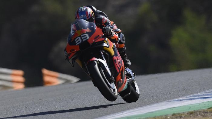 Brad Binder JEREZ DE LA FRONTERA, SPAIN - JULY 15: Brad Binder of Germany and Red Bull KTM Factory Racing lifts the front wheel during the MotoGP tests at the Circuito de Jerez on July 15, 2020 in Jerez de la Frontera, Spain. (Photo by Mirco Lazzari gp/Getty Images)