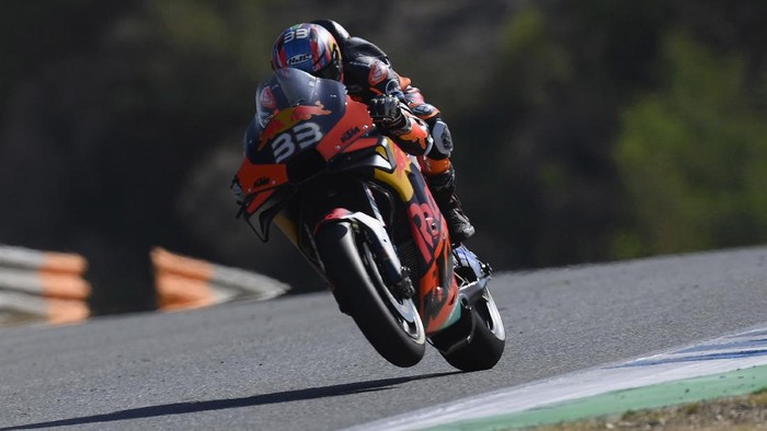JEREZ DE LA FRONTERA, SPAIN - JULY 15:  Brad Binder of Germany and Red Bull KTM Factory Racing  lifts the front wheel during the MotoGP tests at the Circuito de Jerez on July 15, 2020 in Jerez de la Frontera, Spain. (Photo by Mirco Lazzari gp/Getty Images)