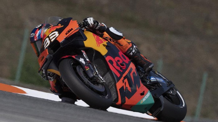 BRNO, CZECH REPUBLIC - AUGUST 07:  Brad Binder of Germany and Red Bull KTM Factory Racing  rounds the bend during the MotoGP Of Czech Republic - Free Practice at Brno Circuit on August 07, 2020 in Brno, Czech Republic. (Photo by Mirco Lazzari gp/Getty Images)