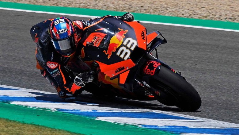 Brad Binder JEREZ DE LA FRONTERA, SPAIN - JULY 25: Brad Binder of Germany and Red Bull KTM Factory Racing rounds the bend during the MotoGP of Andalucia - Qualifying at Circuito de Jerez on July 25, 2020 in Jerez de la Frontera, Spain. (Photo by Mirco Lazzari gp/Getty Images)