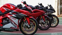 Sekilas tidak ada perubahan signifikan soal desain dari CBR250RR SP Quick Shifter. Motor ini masih mengusung bahasa desain dari varian yang telah dipasarkan sebelumnya yaitu Honda CBR250RR ABS dan Honda CBR250RR. Honda CBR250RR SP Quickshifter menggunakan tema desain Speedy Shape. Selain itu, varian terbaru dari Honda CBR250RR ini hadir dengan logo baru yang disematkan pada bodi samping kanan dan kiri motor. Foto: Pradita Utama