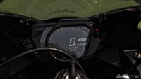 Satu hal baru yang bisa dilihat pada panel instrumen dengan logo QS. Logo ini untuk mengetahui 4 mode Quick Shifter yang dapat disesuaikan yaitu mode yang mengaktifkan Quick Shifter untuk menaikkan dan menurunkan gigi, untuk menaikkan gigi saja, untuk menurunkan gigi saja dan mode Quick Shifter off. Foto: Pradita Utama