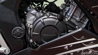 Menyoal jantung pacu Honda CBR250RR SP Quick Shifter punya tenaga lebih besar. Jika versi sebelumnya dicangkok mesin 250 cc, 4-tak, DOHC, 8 katup, dua silinder itu mampu menyemburkan tenaga 27,1 kW (36,8 PS) pada 12.500 rpm dan torsi maksimum 22.5 Nm (2.29 kgf.m) di 10.500 rpm. Honda CBR250RR SP Quick Shifter dapat menghasilkan tenaga maksimal 30 kW (41 PS) pada 13.000 rpm dan torsi maksimum hingga 25 Nm (2,5 kgf.m) di 11.000 rpm. Foto: Pradita Utama