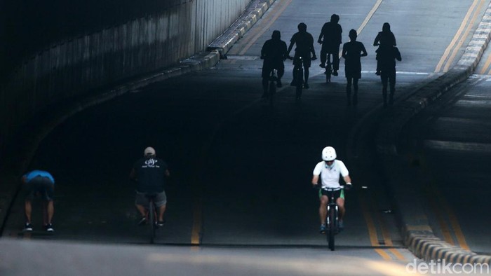 Car Free Day (CFD) berlangsung di Jalan Layang Non-Tol (JLNT) Pangeran Antasari, Jakarta, Minggu(09/08/2020). Pengunjung CFD didominasi oleh para pesepeda.