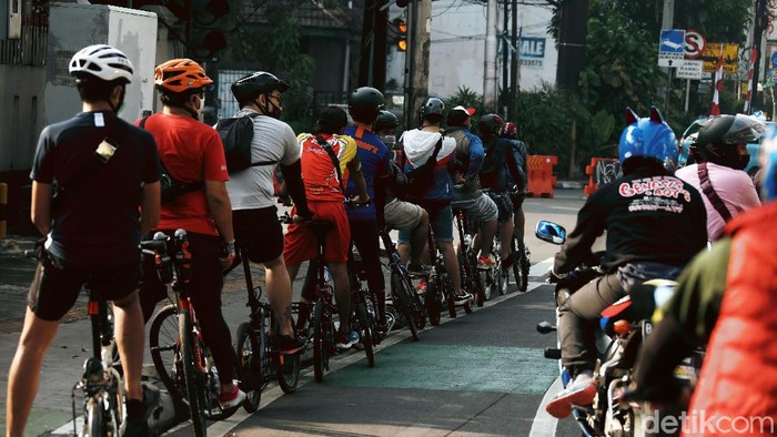 Car Free Day (CFD) berlangsung di Jalan Layang Non-Tol (JLNT) Pangeran Antasari, Jakarta, Minggu(09/08/2020). Pengunjung CFD didominasi oleh para pesepeda.