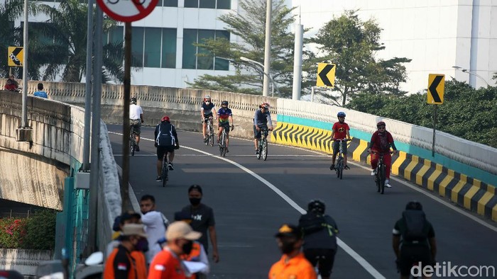 Car Free Day (CFD) berlangsung di Jalan Layang Non-Tol (JLNT) Pangeran Antasari, Jakarta, Minggu(09/08/2020). Pengunjung CFD didominasi oleh para pesepeda.