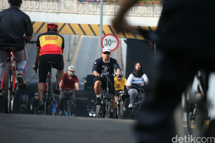 Car Free Day (CFD) berlangsung di Jalan Layang Non-Tol (JLNT) Pangeran Antasari, Jakarta, Minggu(09/08/2020). Pengunjung CFD didominasi oleh para pesepeda.