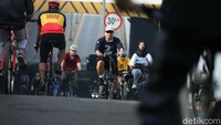Sejumlah warga bersepeda saat Car Free Day (CFD), di Jalan Layang Non-Tol (JLNT) Pangeran Antasari, Jakarta, Minggu (09/08/2020).