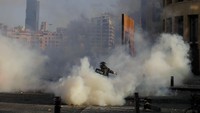 Polisi juga menembakan gas air mata ke arah demonstran. AP Photo/Hassan Ammar.