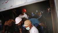 Diketahui, demonstran membanjiri jalanan Beirut pada Sabtu (8/8). Mereka memprotes dampak dari ledakan mematikan pada Selasa (4/8) yang memberi dampak krisis di masyarakat. AP Photo/Thibault Camus.