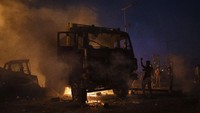 Sejumlah mobil dibakar dalam unjuk rasa di Beirut, Lebanon, Sabtu (8/8) waktu setempat. AP Photo/Felipe Dana.