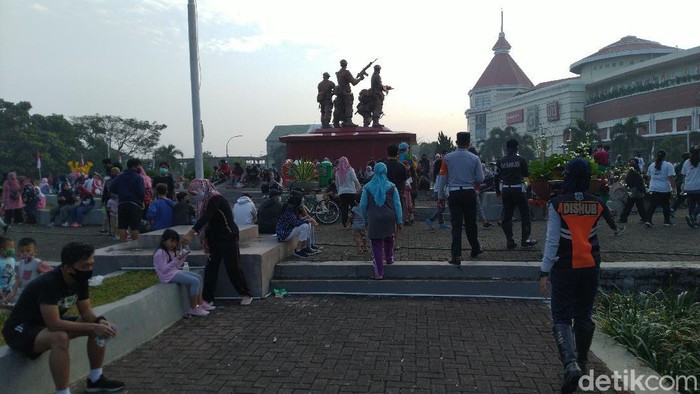 Dishub bubarkan warga di kawasan CFD Mal Cijantung