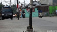 Tiang-tiang ini nampak berada di tengah-tengah jalan.
