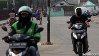 Hal tersebut membuat para pengendara harus ekstra hati-hati saat melintas.