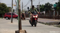 Sejumlah pengendara melintas menghindari tiang di Jalan Kemuning Raya, Pasar Minggu, Jakarta, Minggu (9/8/2020).