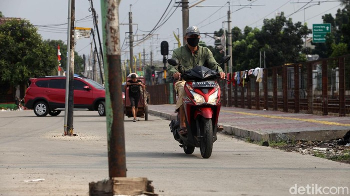 Duh Ada Tiang Sejumlah tiang berdiri di tengah Jalan Kemuning Raya, Pasar Minggu, Jakarta. Jalan ini jadi alternatif pengendara yang menuju Pasar Minggu.