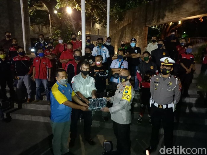 Gerakan Jatim Bermasker di Kota Kediri menggandeng komunitas otomotif. Mereka diajak membagikan masker ke pengguna jalan.