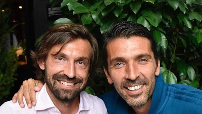 Foto: Dari Rekan Setim Saat Main Bola, Kini Jadi Pelatihnya