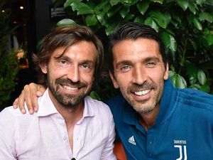 Foto: Dari Rekan Setim Saat Main Bola, Kini Jadi Pelatihnya