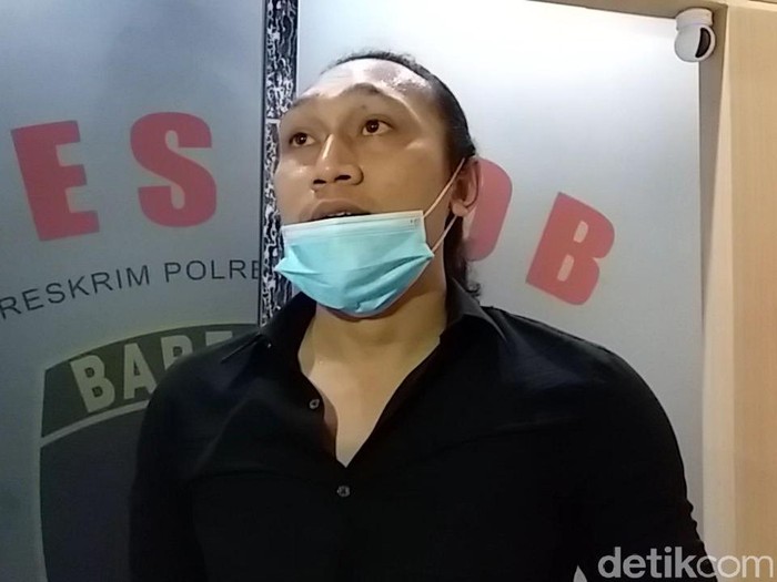 Gilang Aprilian Nugraha Pratama (22), predator fetish pocong dijerat pasal berlapis. Selama menjalani proses hukum, ia akan didampingi sejumlah penasihat hukum.