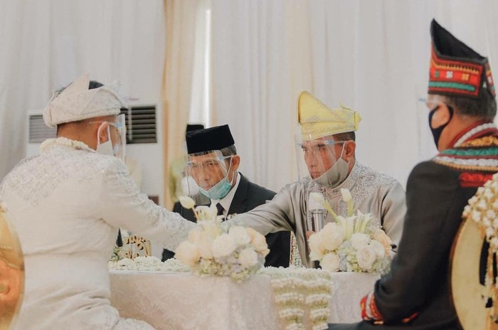 Gubsu Edy Rahmayadi saat menikahkan putrinya