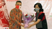 VP Public Policy and Government Relations Gojek Tricia Iskandar menerima karangan bunga dari Ketua Umum DPP HIPPINDO Budihardjo Iduansjah sebagai simbol keikutsertaan Gojek di Hari Belanja Diskon Indonesia yang ke-4 di Jakarta.