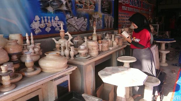 Tulungagung dikenal sebagai salah satu penghasil batu marmer terbesar di Indonesia. Lantas, bagaimana strategi dan geliat usaha marmer di masa pandemi COVID-19?