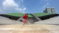 Halaman gedung DPR pun disemprot disinfektan untuk mencegah penyebaran virus Corona.
