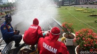 Petugas menyemprot jalan-jalan di dalam komplek gedung DPR/MPR.