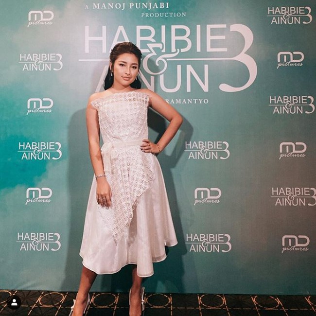Jennifer Coppen yang ikut membintangi film Habibie & Ainun 3 pada 2019 mengeluarkan sindiran pada The Connell Twins. Carly dan Christy Conell di Instagram Story miliknya @jennifercoppenreal20. Dalam postingannya Jennifer menyebut dirinya baru saja melihat video yang diduga The Connell Twins. Eh habis nonton si kembar jujur malu sih, demikian tulisnya di Instagram Story. Foto: Dok. Instagram @jennifercoppenreal20.