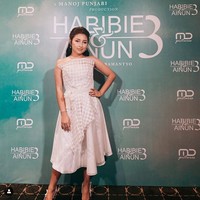 Jennifer Coppen yang ikut membintangi film Habibie & Ainun 3 pada 2019 mengeluarkan sindiran pada The Connell Twins. Carly dan Christy Conell di Instagram Story miliknya @jennifercoppenreal20. Dalam postingannya Jennifer menyebut dirinya baru saja melihat video yang diduga The Connell Twins. Eh habis nonton si kembar jujur malu sih, demikian tulisnya di Instagram Story. Foto: Dok. Instagram @jennifercoppenreal20.