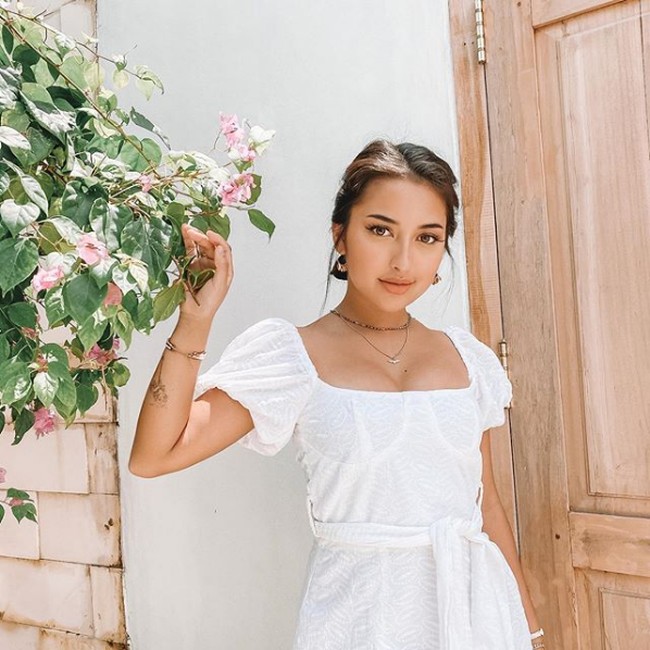 Selain aktif di dunia akting, Jennifer Coppen juga memiliki bisnis di dunia kecantikan. Dia merilis lini skincare Jennskin dan obat herbal untuk menurunkan berat badan Jeslimbyjennifercoppenn. Foto: Dok. Instagram @jennifercoppenreal20.