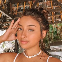 Jennifer Coppen yang pada 2020 ini membintangi film Generasi 90an: Melankolia merupakan aktris blasteran, ayahnya dari Belanda, ibunya berasal dari Indonesia. Ayah Jennifer merupakan penyanyi Belanda, Ricardo Benito Eduardo Coppen atau populer dengan nama Richardo Benito. Foto: Dok. Instagram @jennifercoppenreal20.