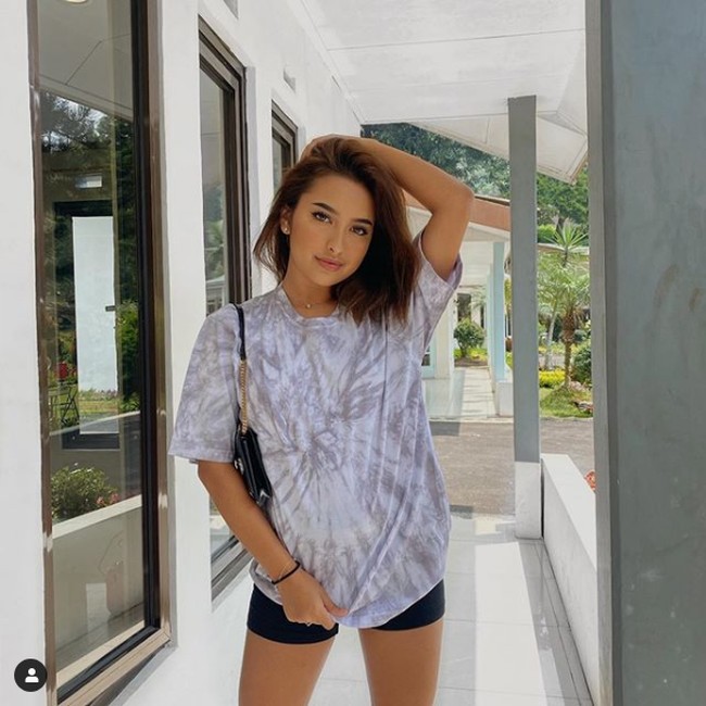 Jennifer Coppen cukup aktif di Instagramnya @jennifercoppenreal20. Memiliki lebih dari 1,3 juta pengikut di Instagram, Jennifer kerap mengunggah penampilannya yang lebih sering tampil casual. Seperti gayanya yang diunggah pada Sabtu (8/8/2020), Jennifer tampak memakai kaus dan celana pendek. God Still blessing me, tulisnya pada keterangan foto. Foto: Dok. Instagram @jennifercoppenreal20.