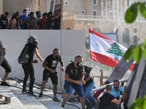 Massa Berdemo Usai Ledakan, Jalanan Beirut Lebanon Ricuh