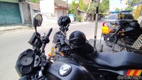 Pantauan detikcom di lokasi, Minggu (9/8/2020) pukul 10.00 WIB, di depan jalan menuju rumah korban tampak dijaga aparat Sabhara Polresta Surakarta dan Brimob Polda Jawa Tengah. Ada dua mobil patroli Sabhara dan Polsek Pasar Kliwon bersiaga di lokasi.