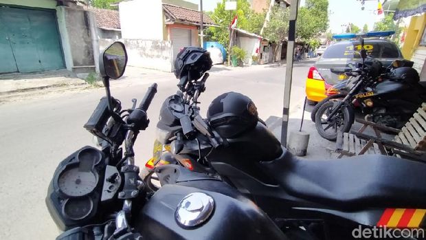 Tiga warga Solo diserang sekelompok orang usai menggelar doa bersama menjelang pernikahan atau midodareni. Lokasi penyerangan itu kini dijaga polisi.