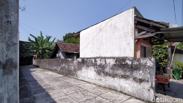 Tiga warga Solo diserang sekelompok orang usai menggelar doa bersama menjelang pernikahan atau midodareni. Lokasi penyerangan itu kini dijaga polisi.